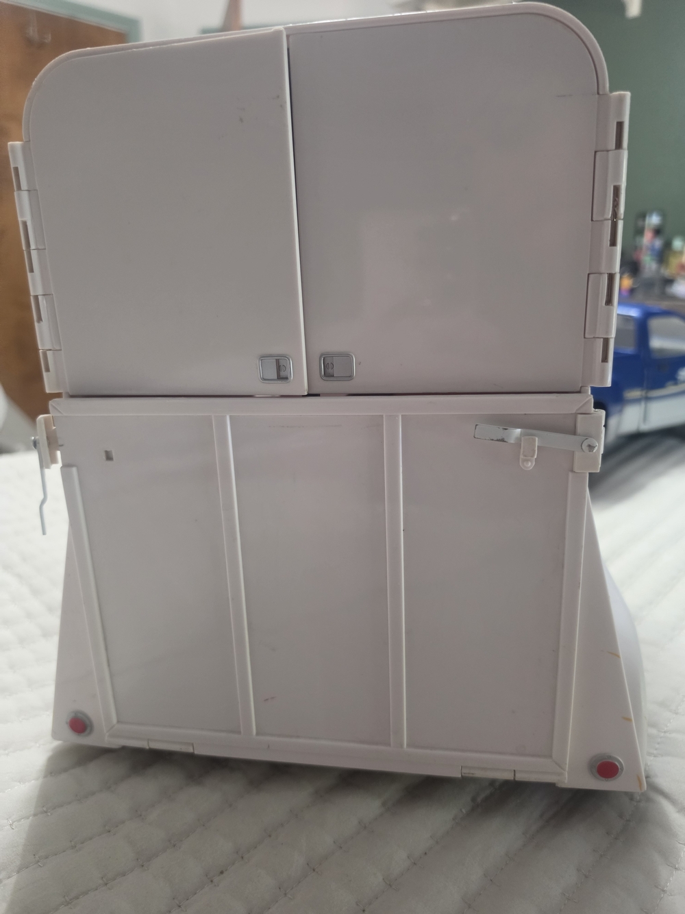 Breyer Kids Horse Trailer Toy - White with Blue Trim - Picture 3 of 6